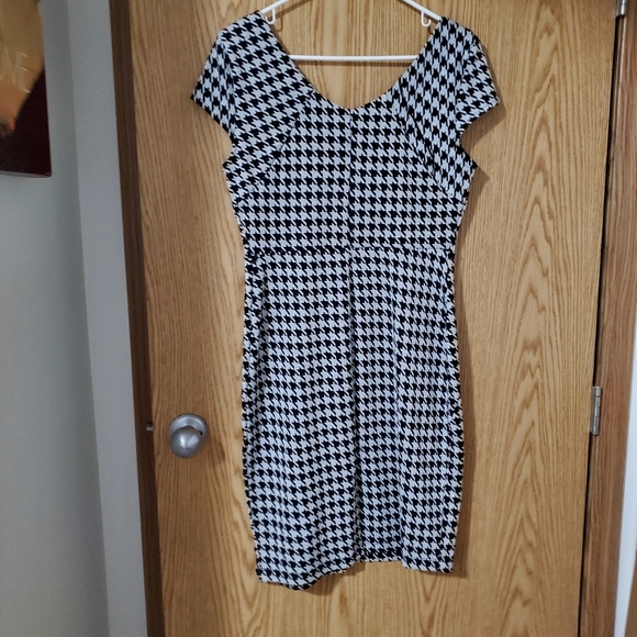 Houndstooth pattern ladies dress - Picture 2 of 3